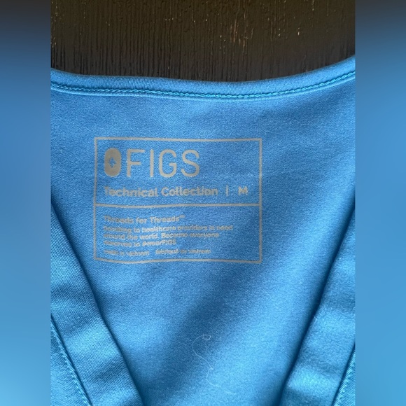 Figs Scrub Top Women's Size M‎ Blue V-Neck Short Sleeve Technical Collection - Picture 3 of 6